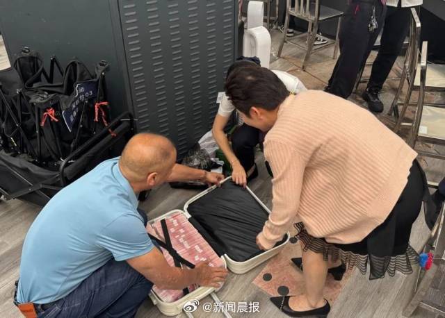 【#装有87万元的行李箱赶高铁遗失#，母子急坏了】端午假期期间，深圳北站迎来客流