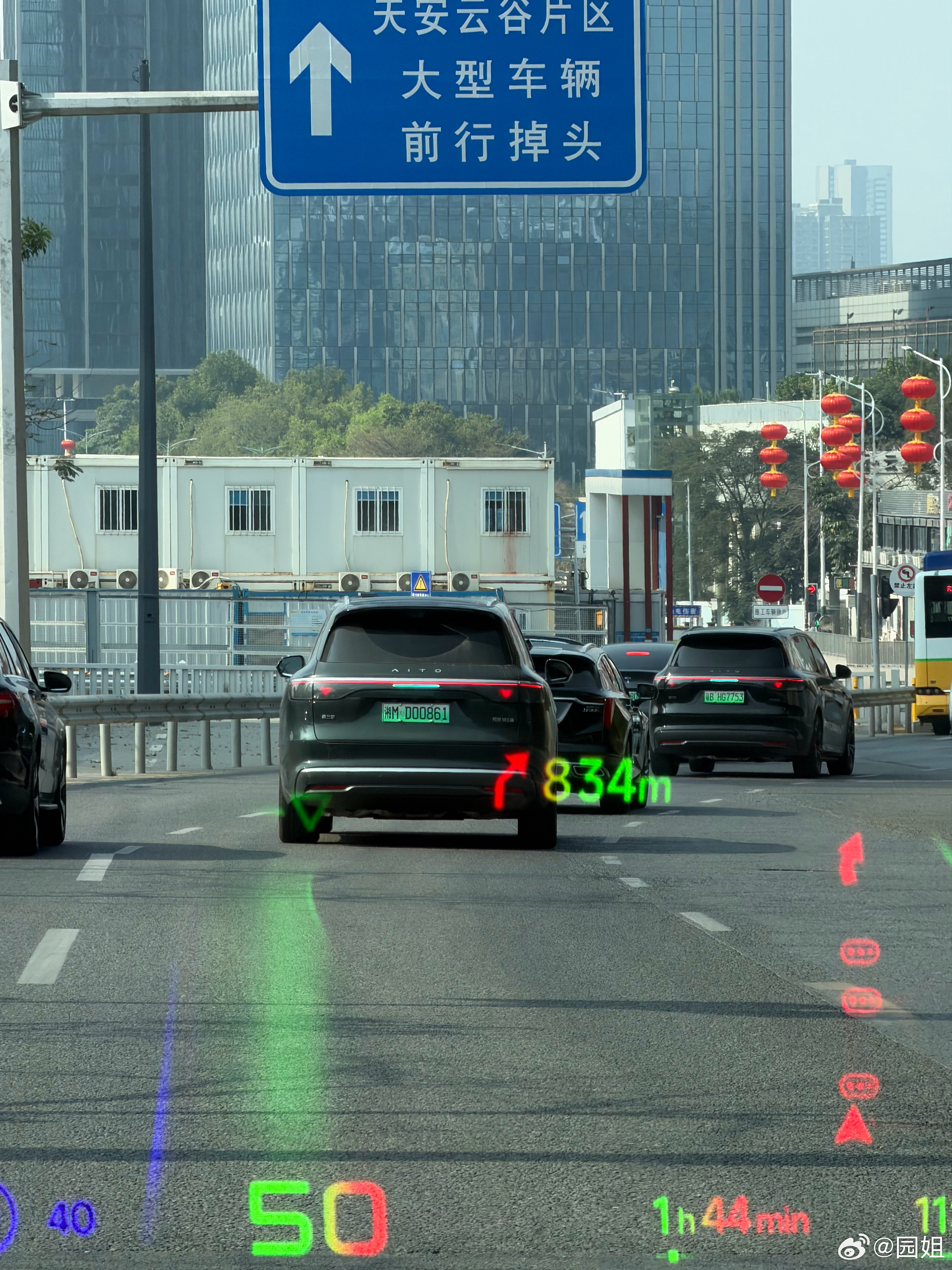 今天早上出门路上遇到的问界，巧的是都开着辅助驾驶，小蓝灯很显眼，现在越来越多的人