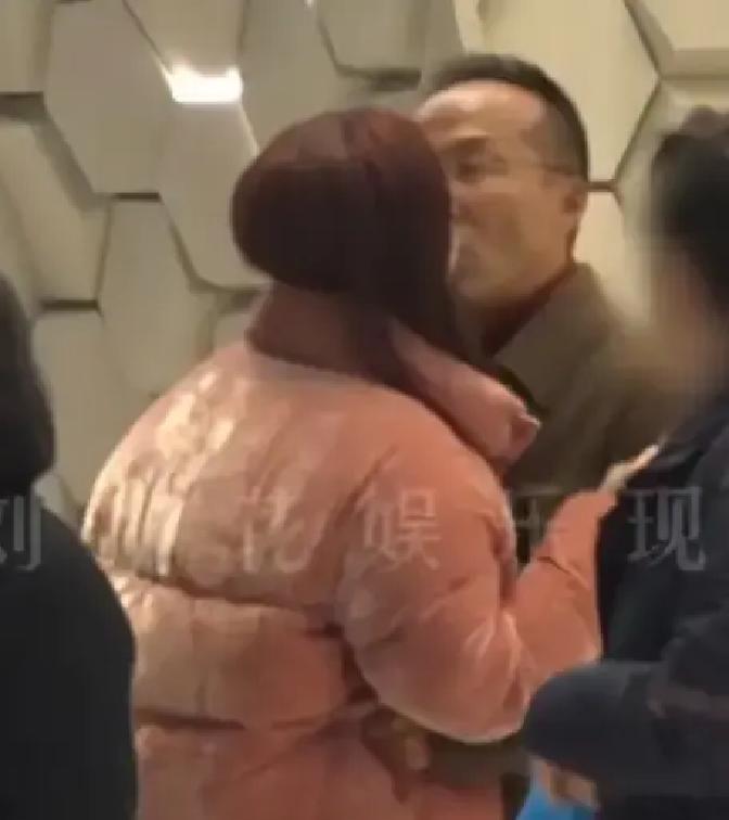 评判一对夫妻配不配，根本不该看脸。
 
你看张萌老公吕超，路边被拍到，评论区先嫌