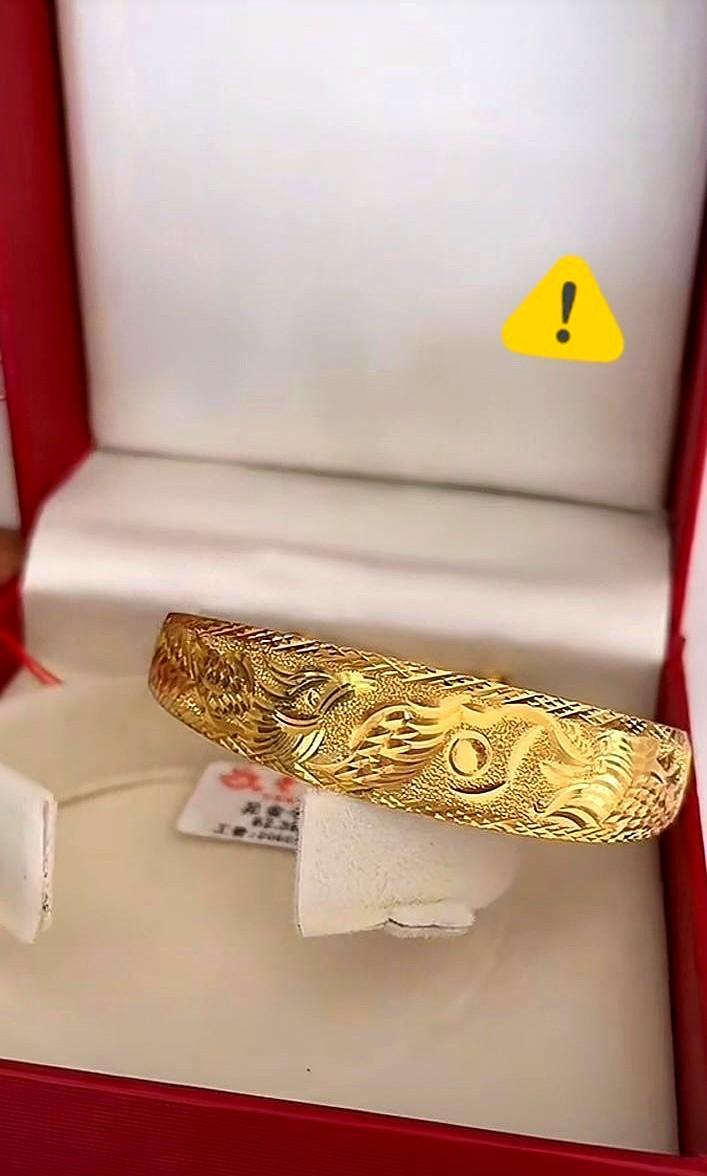 年轻女孩想把奶奶给的金镯子改款，奶奶急得掉泪：“这是传家宝！
”可女孩的手机里，