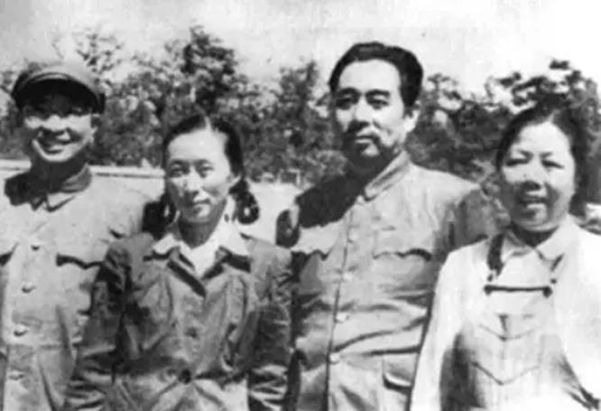 五十年代，一张珍贵照片悄然定格，周恩来总理夫妇与陈赓夫妇并肩而立，画面满是温情。