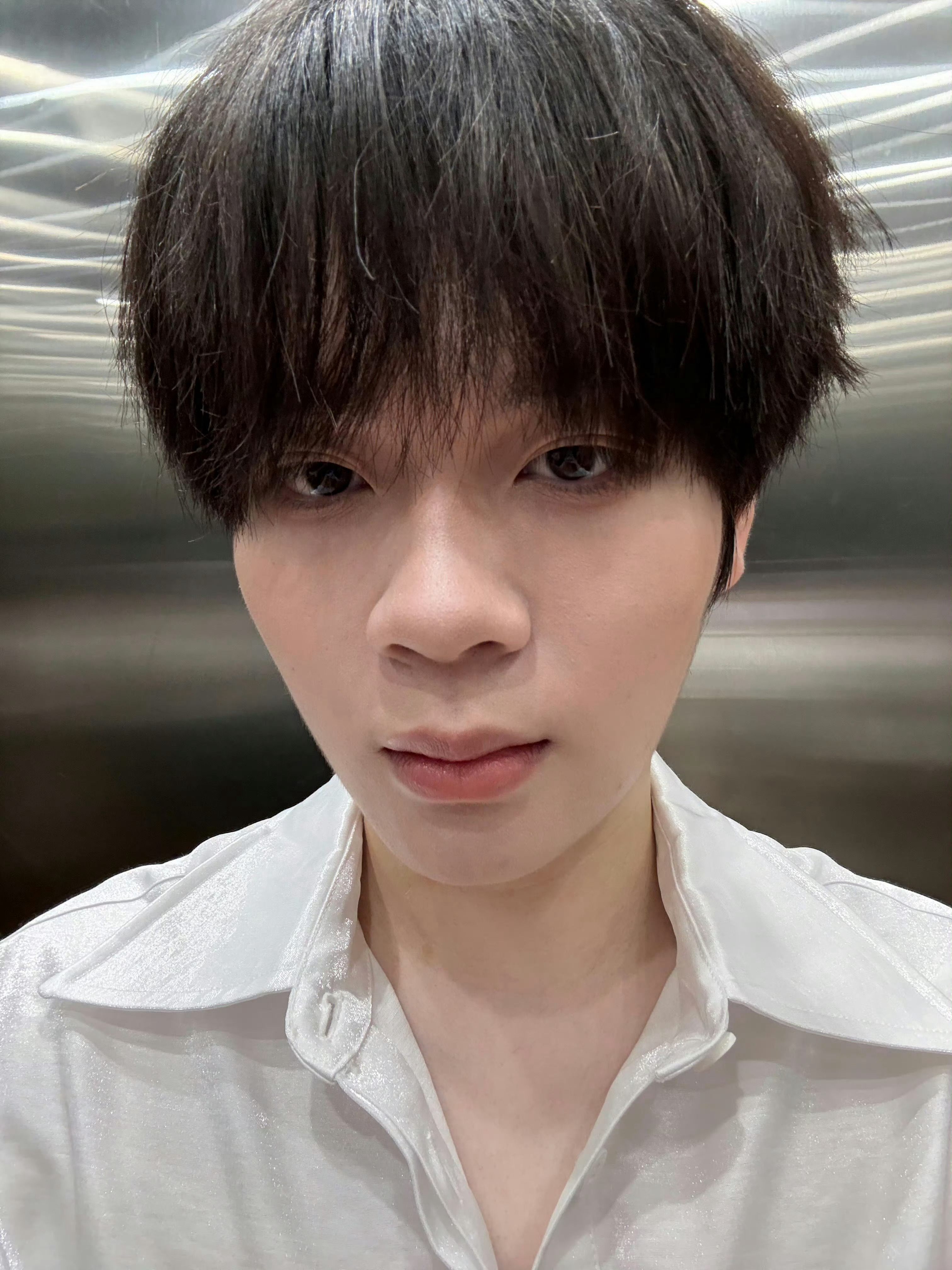 诚C黑短发白衬衫造型曝光。画面记录于2026PEL夏季赛期间，整体风格清爽简约。