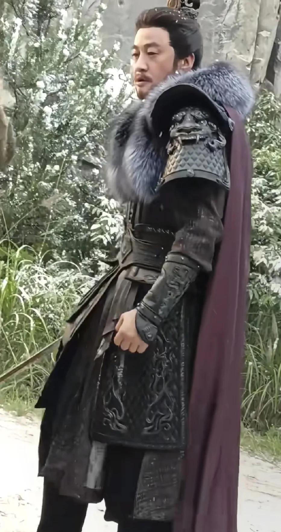 西北的朋友开心了，何润东演了西北王，还是演孟子义的父亲。
不得不说，何润东现实里