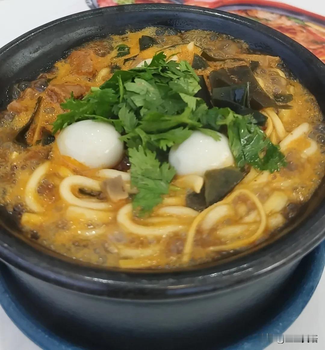 吃土豆粉，戴围裙来了[捂脸]

在土豆粉店里一位美女，她坐下后就从包里掏出一条围
