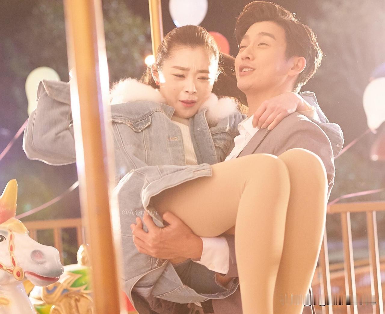 这是两位明星在游乐场里面拍戏时的情景，女的是80后女演员宋轶，扎着高马尾，穿搭时