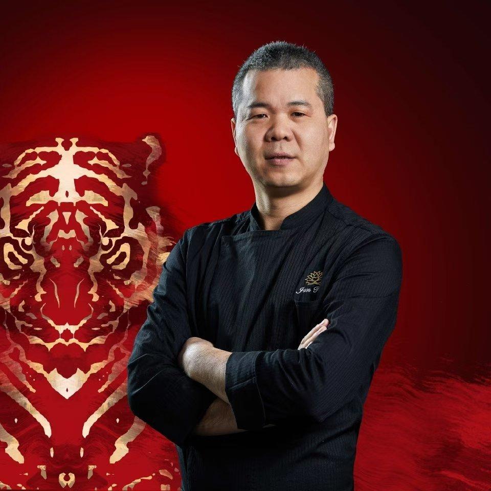 鼎镬间的湘粤交响——钟伟光的廿载厨道哲思

文/中国湘菜文化大师  邓杰

在长