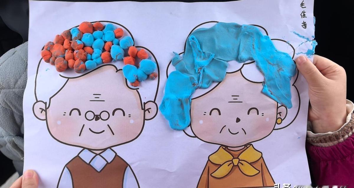 娃指着电视里的姐姐说：“妈妈，她好看，你不好看。
”
我没急，蹲下来问：“那你为