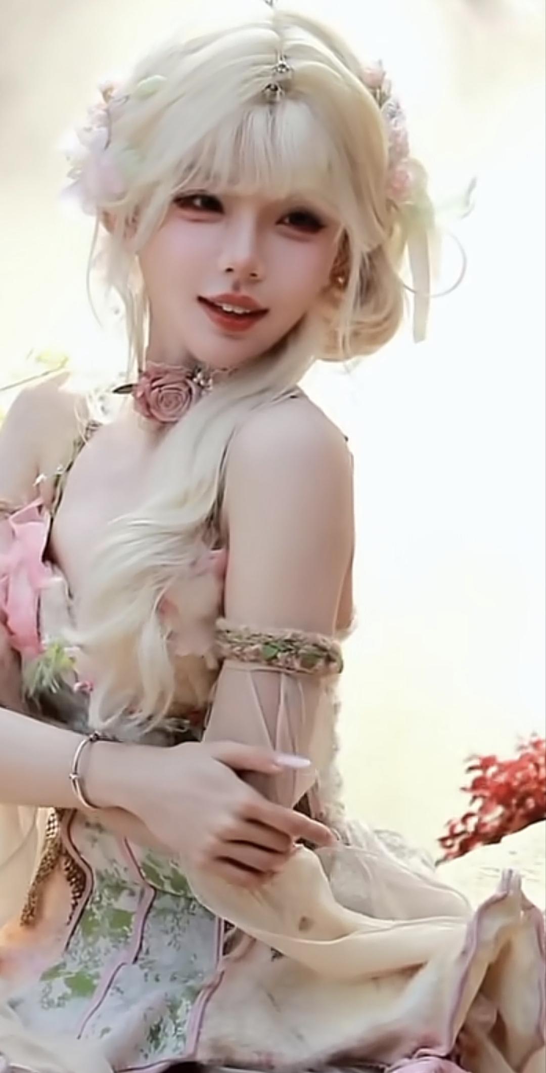 梦幻少女风，花环与长裙的完美结合，仿佛置身童话世界。