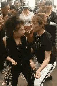这俩大妈跳舞，好恐怖的样子。
跳舞听乐本是一件令人愉悦的事，看这么恐怖的场面实在