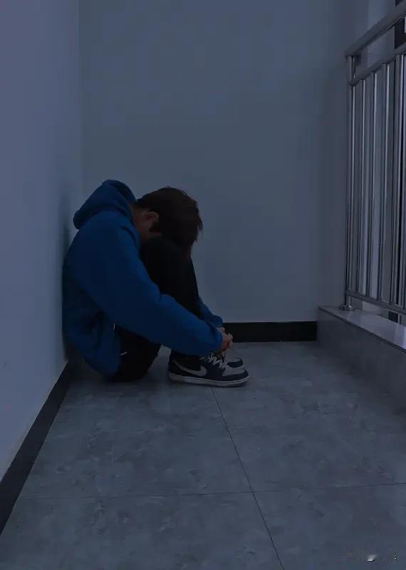 低谷期就像一场暴风雨，谁都可能遭遇。生活压力大到喘不过气，工作不顺、学业艰难，爱