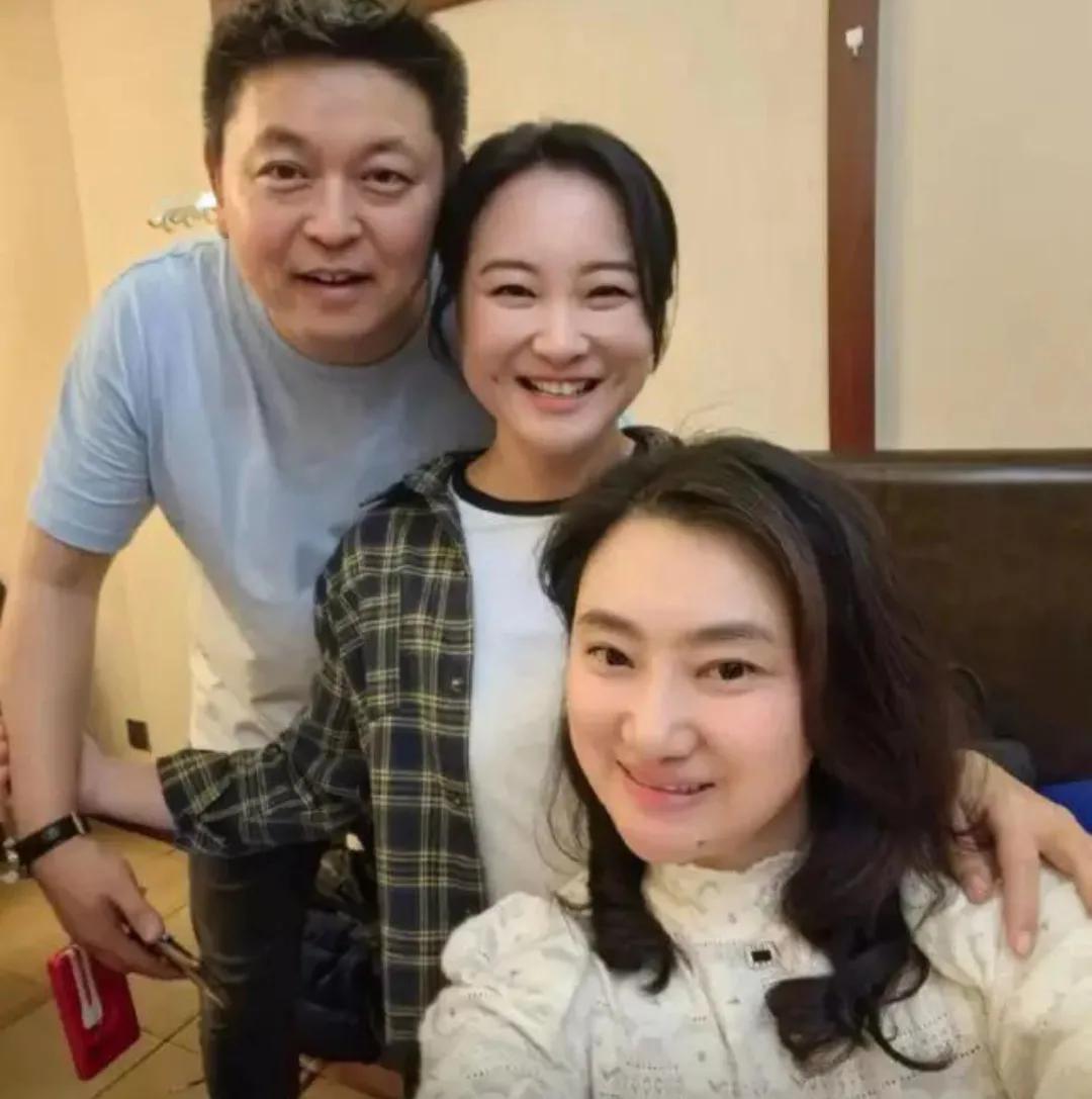 贾玲为冯巩67岁庆生，现场照曝光！你能想象吗？这位相声大师的生日竟朴素低调到让人