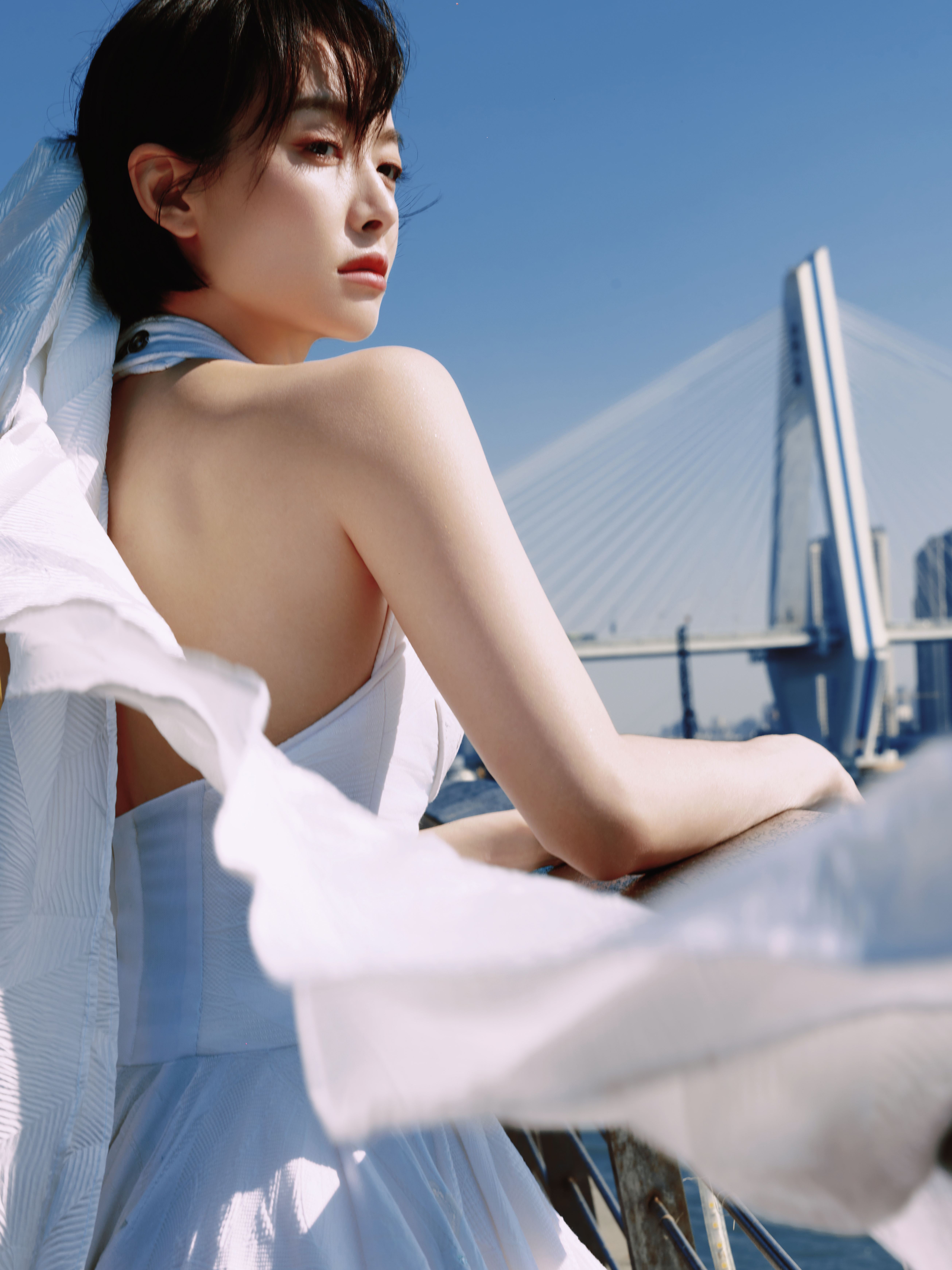 宋茜今日出席2025星光大赏红毯造型图集，带来两套Julien Fournié高