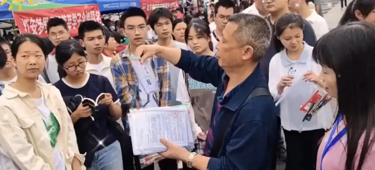 这篇文章深刻展现了高考查分背后的人性光辉与教育的真谛，值得我们细细品味。以下是我