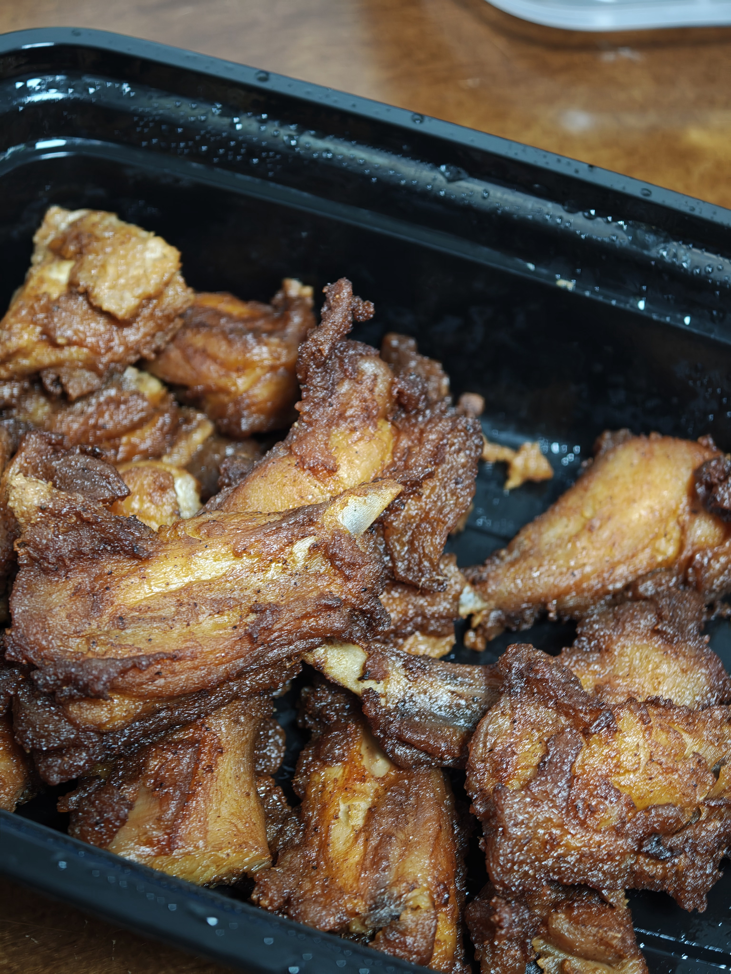 盒马的干煸香香鸡，好吃！确实咸香咸香的，还带一丝微辣，味道很像长沙之前很火的连锁