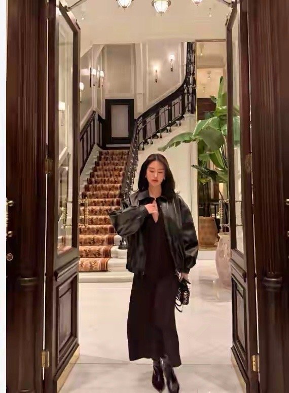 杨采钰晒和老公过节！穿真空连衣裙秀好身材，看私厨菜单表情亮了 