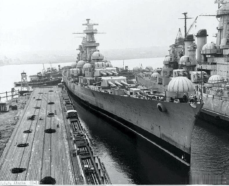 1961年夏季，在新泽西州纽瓦克等待拆解的阿拉斯加号大型巡洋舰和华盛顿号战列舰。