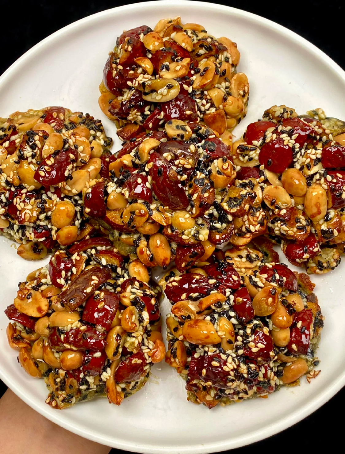 红枣花生芝麻饼🥜  温暖的食光 香香甜甜 酥酥脆脆 一口下去嘎嘣响！最佳追剧小