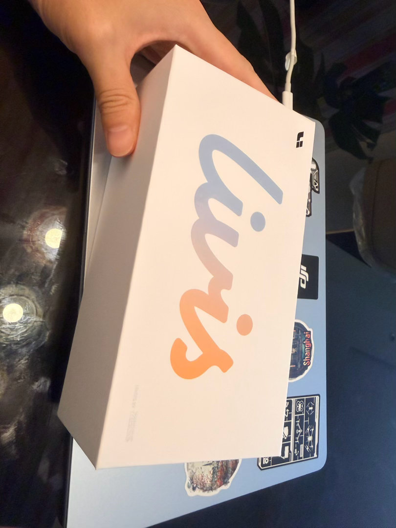 AI眼镜成为隐私重灾区看到这种话题，意味着，AI 眼镜这个战场，开始有硝烟了。 