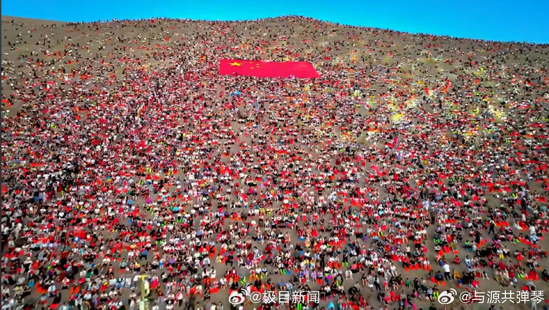 这不是拼豆撒了这是游客坐满山头我滴天啊真的人山人海啊一、核心画面：沙丘变“拼豆”