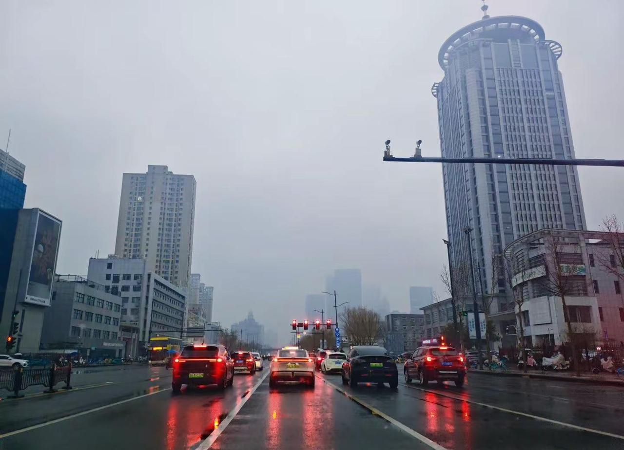 没有天生的好命，就只能拼命。路，要一步一步踏实走；钱，要一分一分自己赚。不攀不比