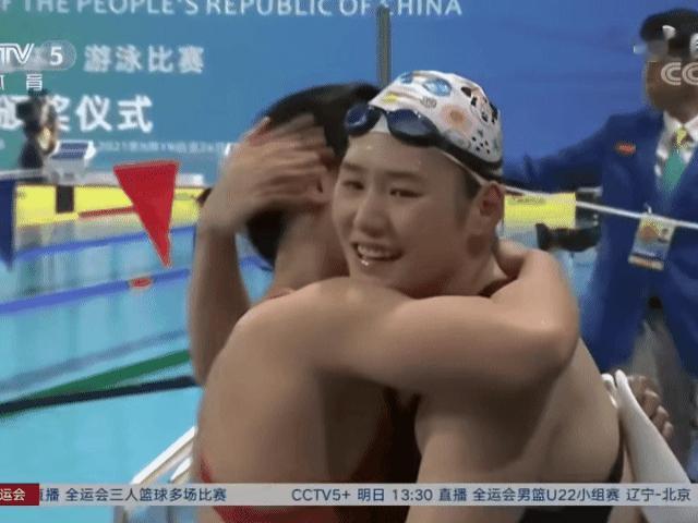 泳池的传承：这 2 个拥抱让人感动！

四年前 2021 年全运会，叶诗文给了余