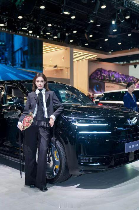 衣品见车品 咱们看了北京车展的各位小伙伴，有没有发现，车好看的品牌，展台审美绝对