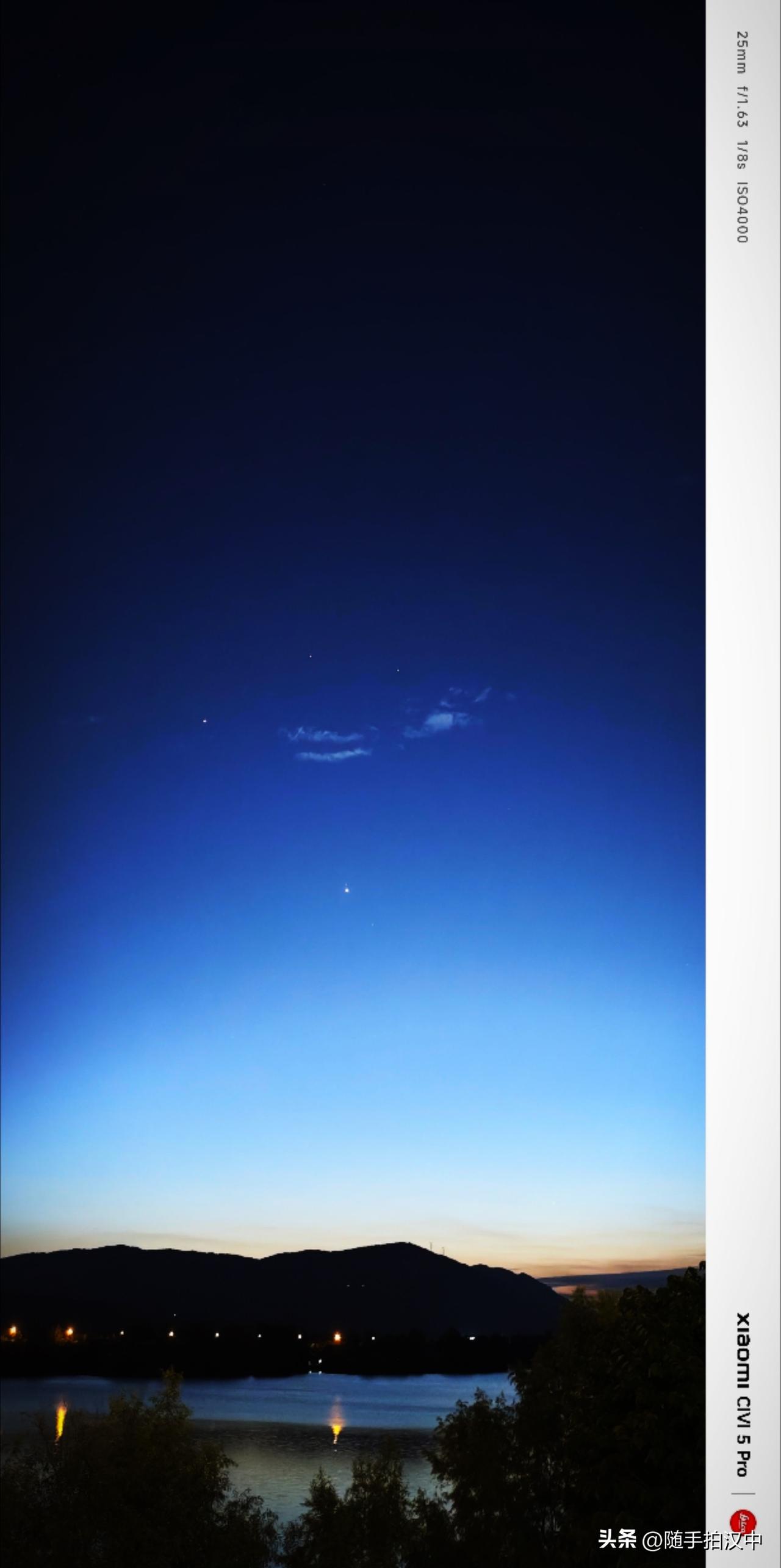 走出川流不息的街道，离开闪烁不休的霓虹，晚霞落在山头，灯光亮在岸边，深邃的夜空闪