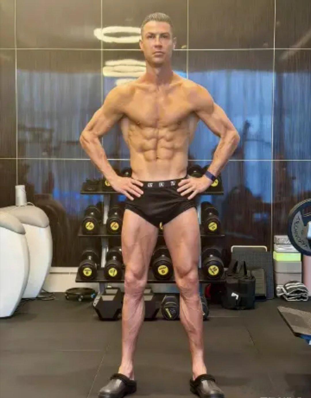 40岁C罗晒身材这体脂率不超过8%自律给自由的典型代表我辈之楷模