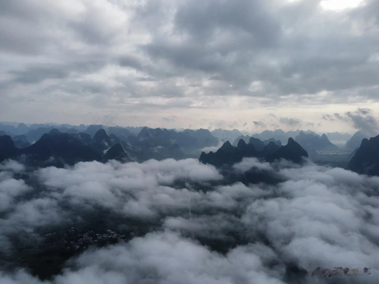 你努力工作挣钱是为了什么?努力工作挣钱最终目的都是为了自己。
有人可能会回答是为