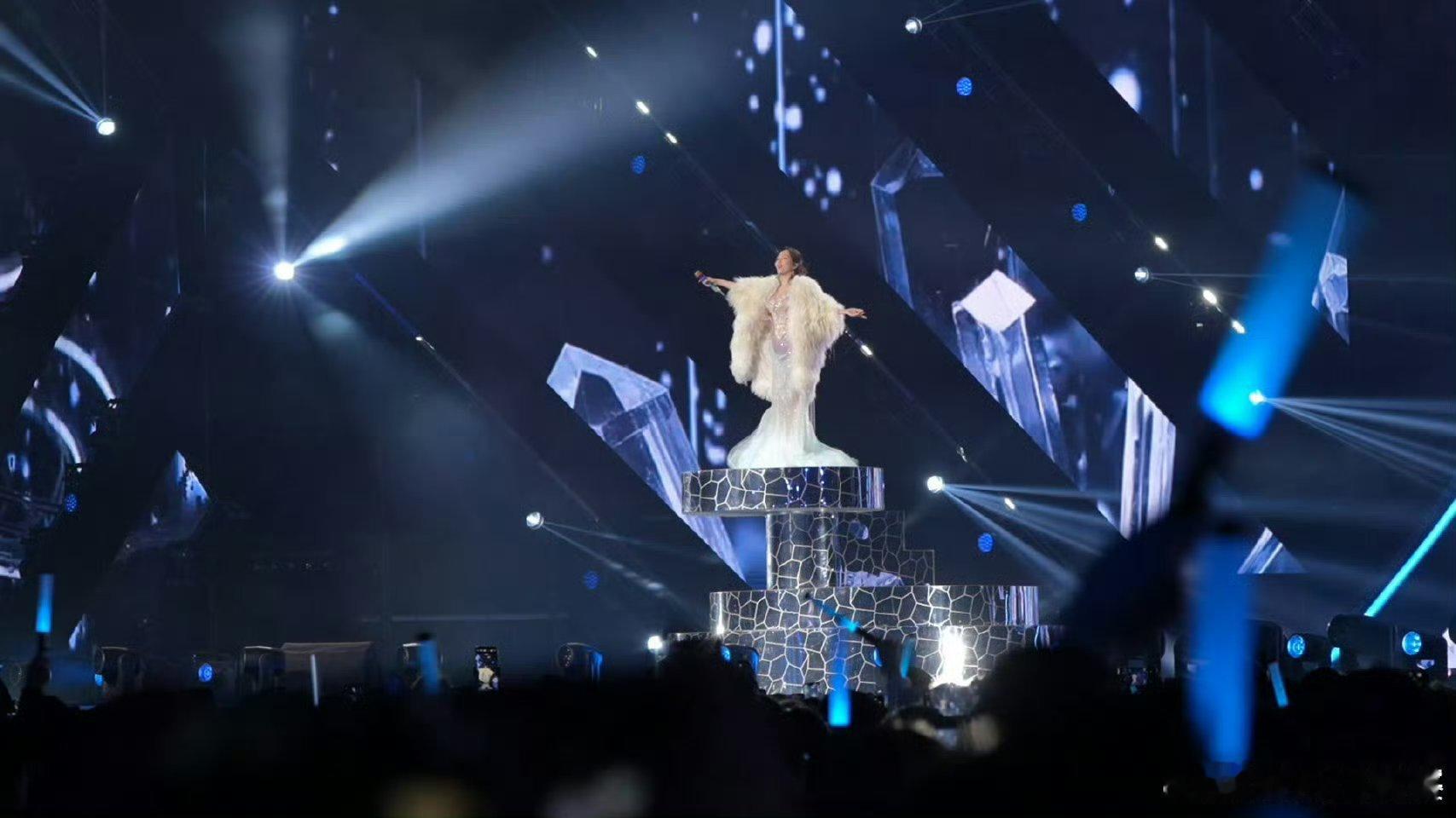 半个娱乐圈都来宜宾团建了 谁不想去宜宾偶遇明星！歌星齐聚体育中心开唱，港星深入五