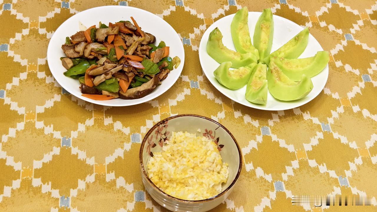 昨天晚餐，肉片炒香菇，二米饭。
炒菜里放了青椒和胡萝卜，有菜有肉，菜的种类也不算