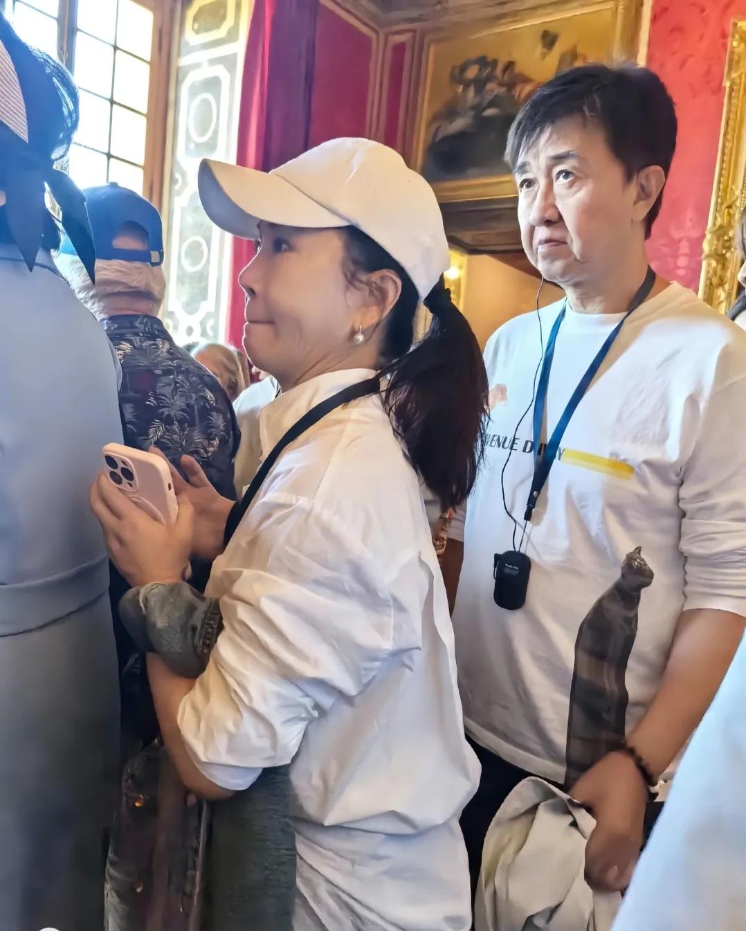 64岁的付笛声和小7岁妻子任静法国度假被偶遇，结婚36岁依旧恩爱如初。

据网友