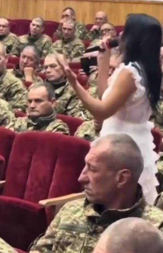 乌克兰动员大会再现奇葩现象，绝大多数都是白了头的老人，外界纷纷猜测乌克兰是不是严