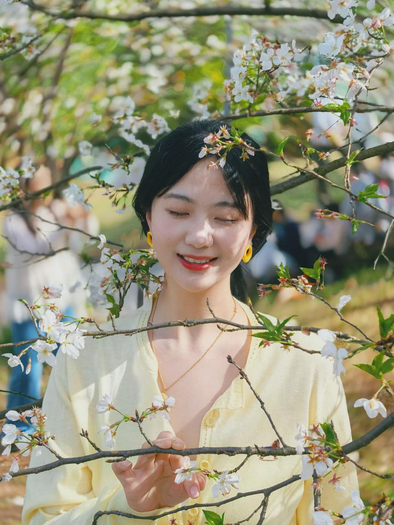 春日花海中的微笑，温柔如春风拂面。🌸🌸🌸