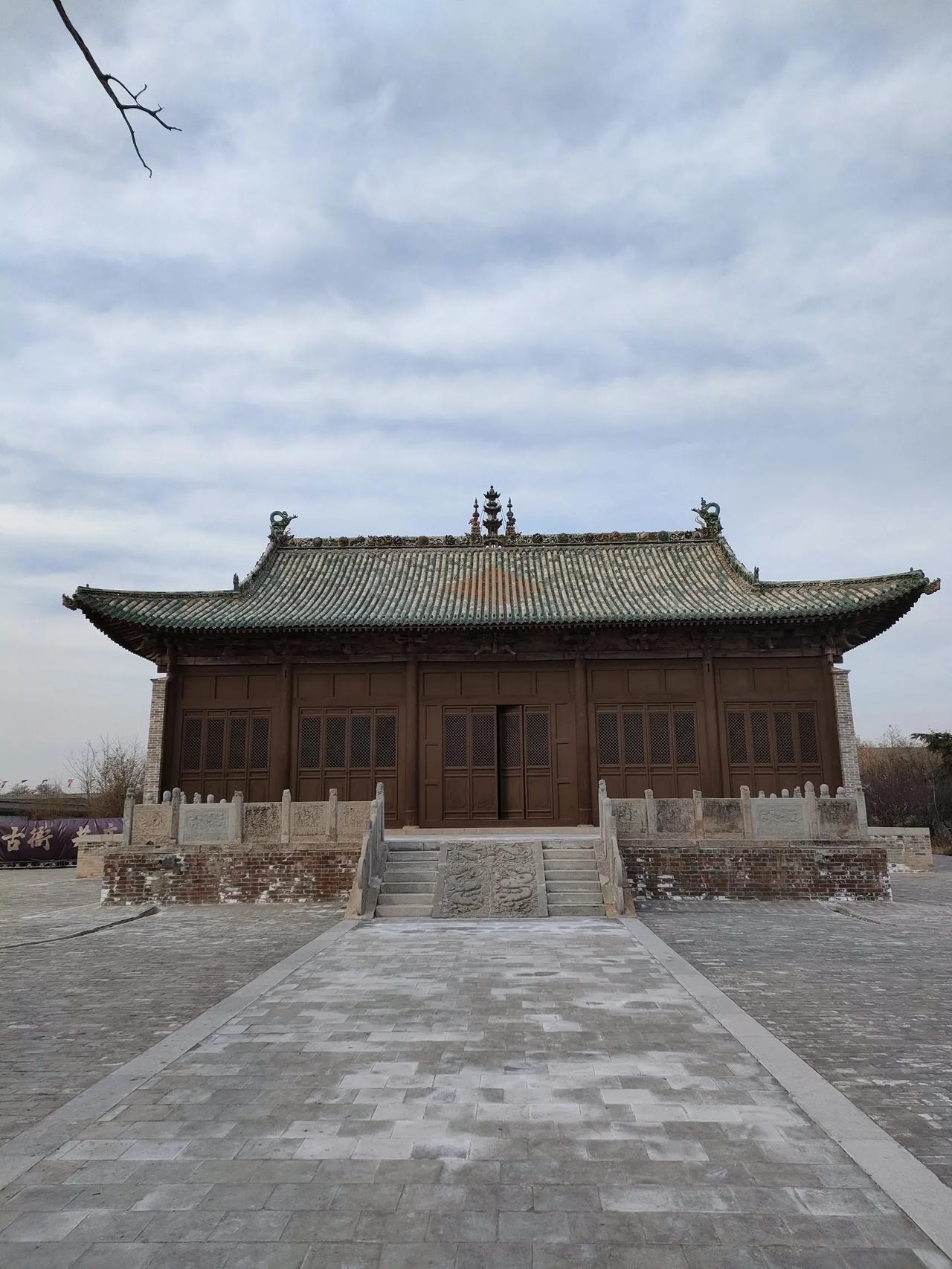 临晋镇隐藏了一座完整的县衙，历史上著名的临晋县因为与猗氏县合并而划上句号。当年慈