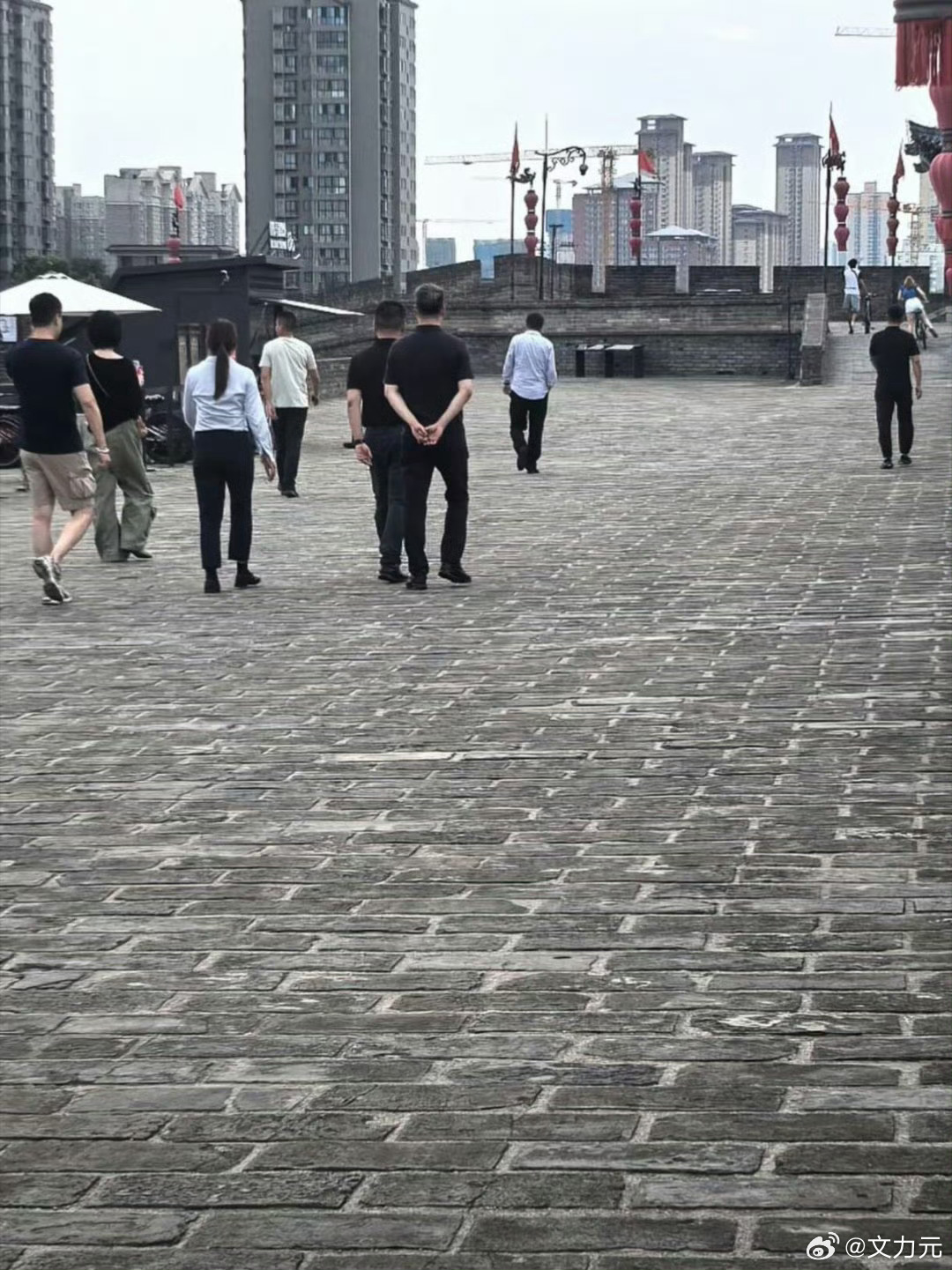 西安城墙偶遇王菲，这感觉唱了主角的主题曲之后，对陕西文化产生了浓厚的兴趣啊！听说