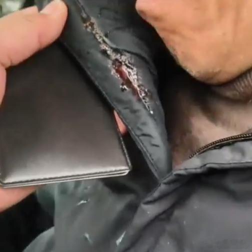 《杭州高速上，男子突发疾病口吐白沫，轿车失控撞上护栏！后方货车司机直接开到前面，