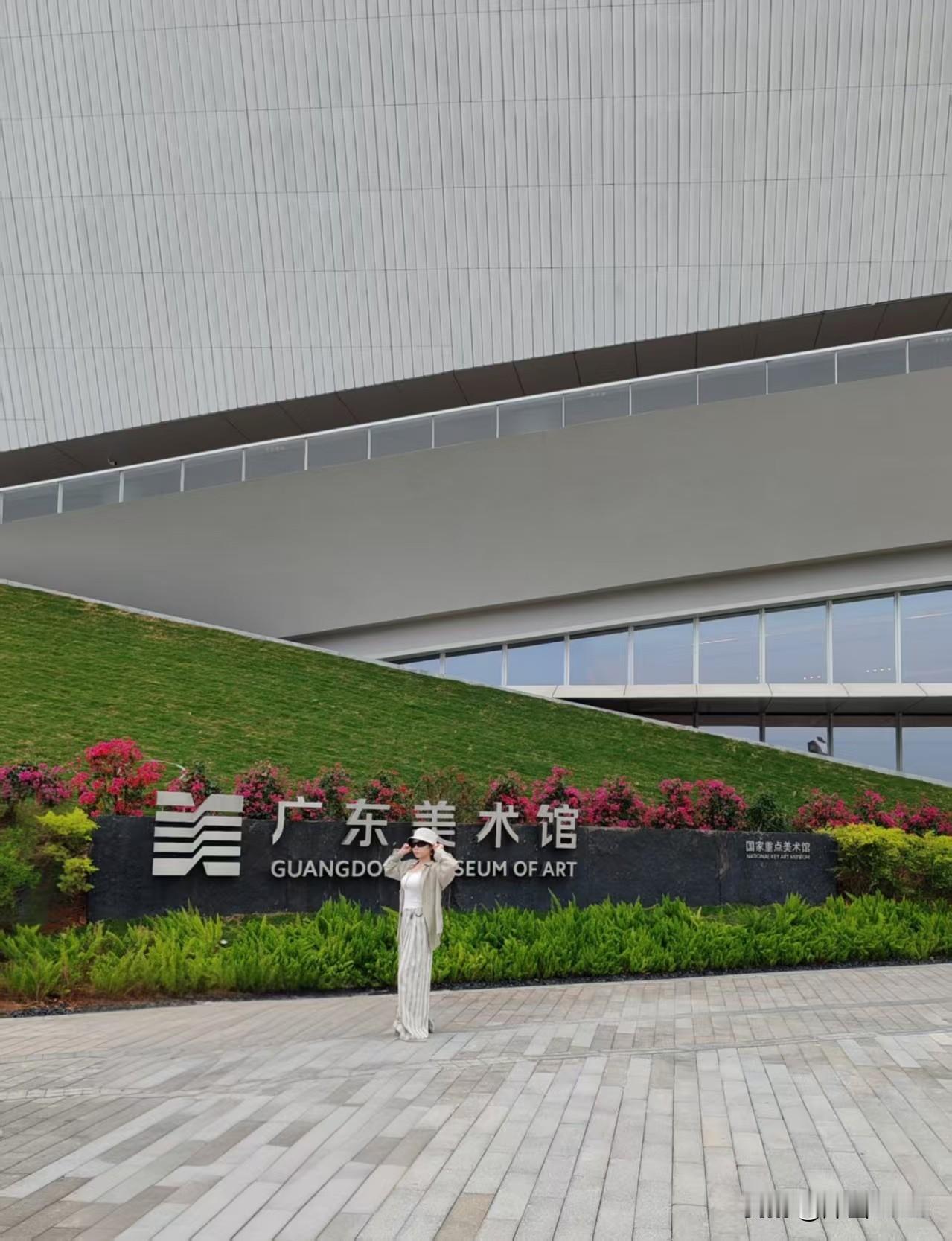 广州白鹅潭大湾区艺术中心
(免费开放/周一闭馆)
地址:
广州市荔湾区白鹅潭畔，