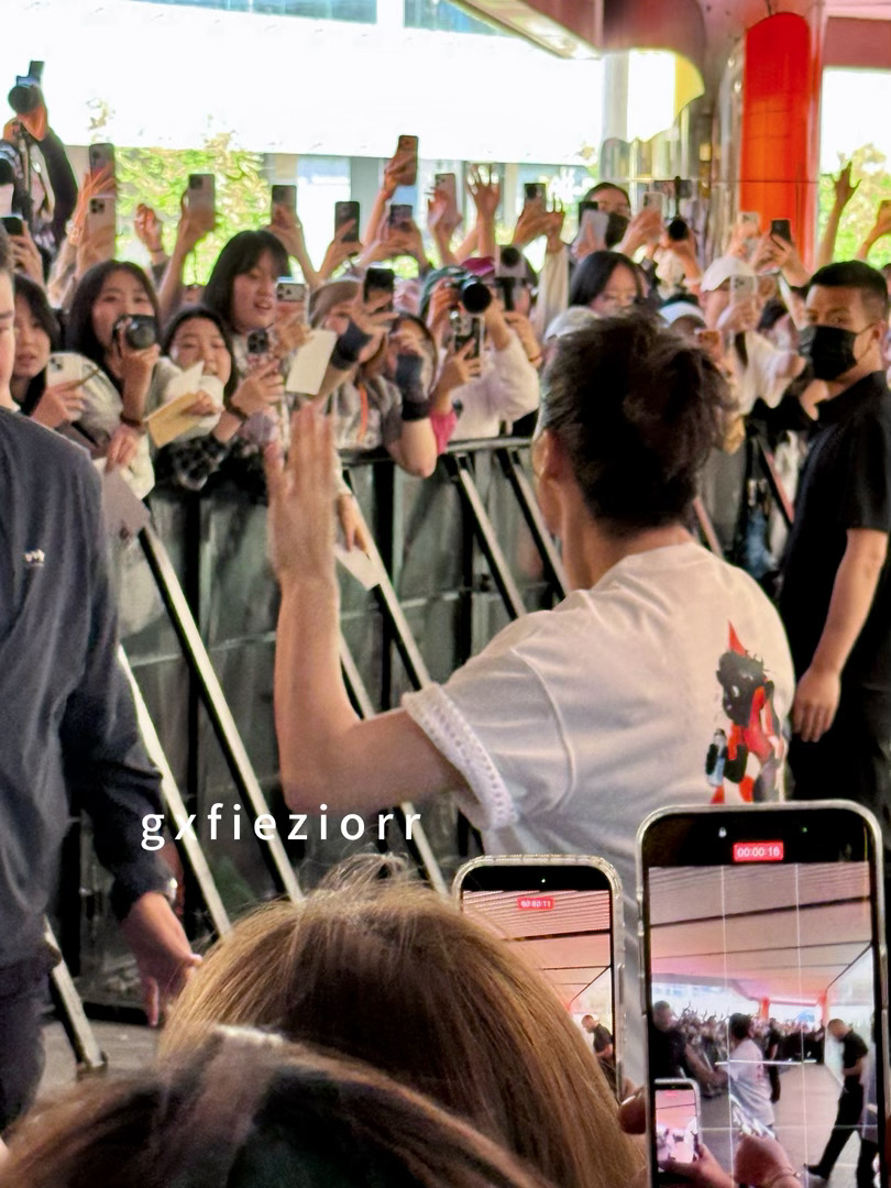 此沙线下帅成这样了此沙梦回杨戬 真人气质远比镜头里更出众，清冷又飒爽的模样，复刻