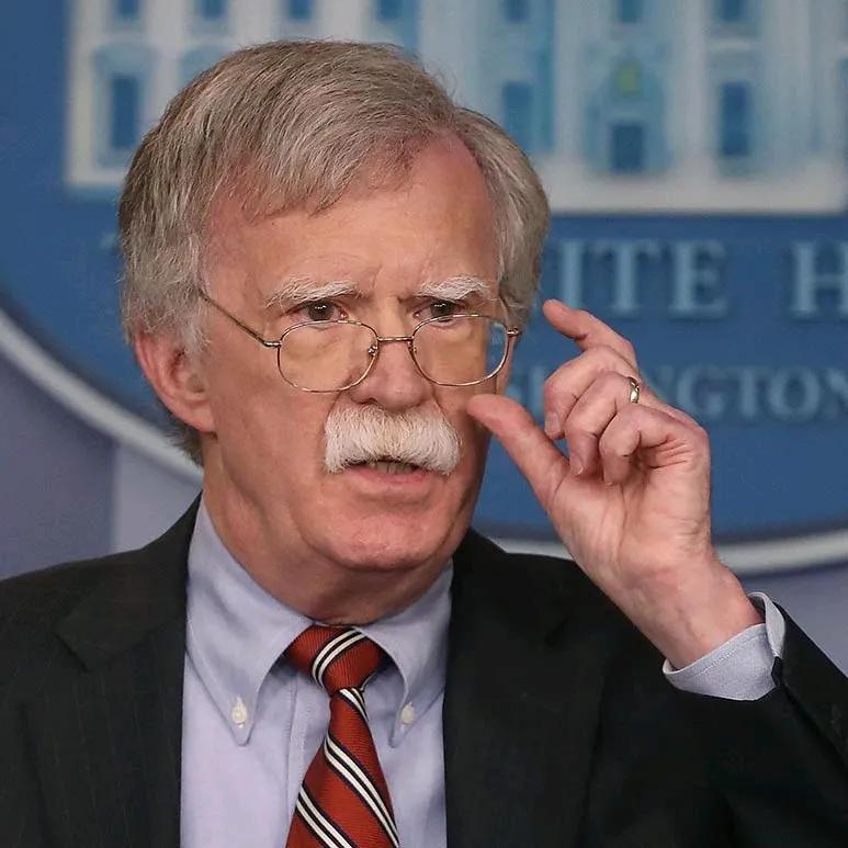 正义之锤开始落下了！
 
联邦调查局特工今天早上突袭了前白宫国安顾问博尔顿的家，