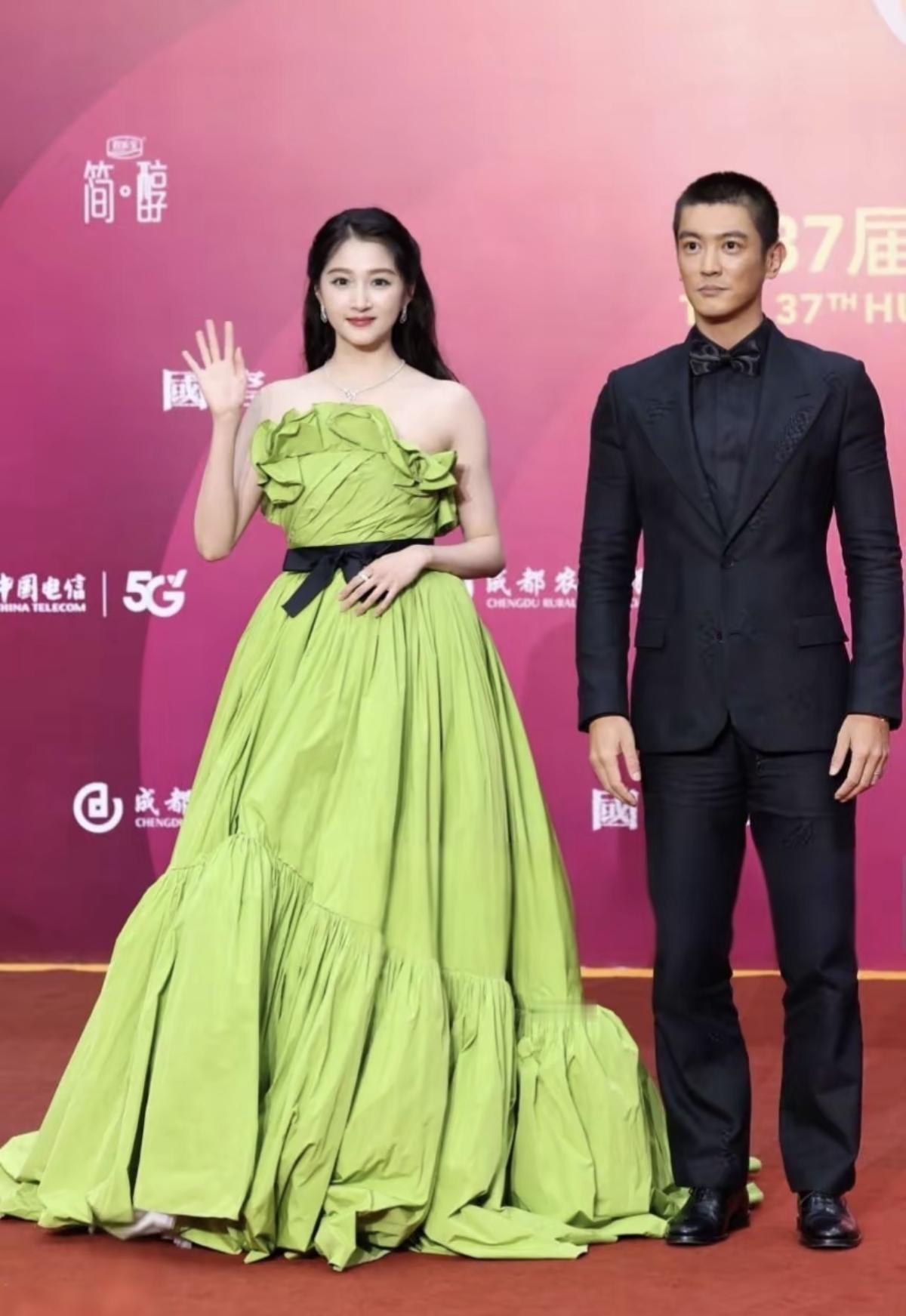 关晓彤抹茶绿的裙摆，盛开出了一整个春天的温柔[比心]她像一首无声的诗，写满了关于