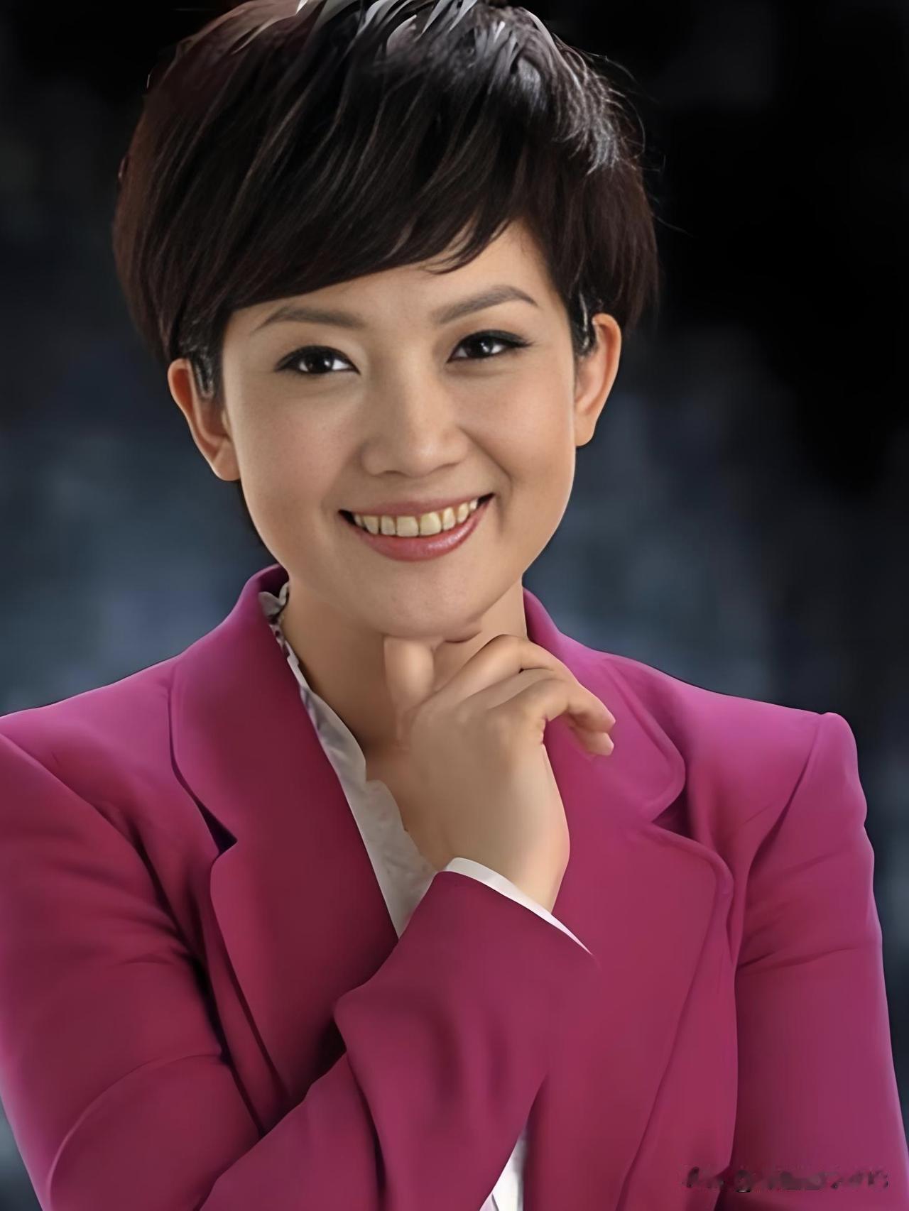 央视主持人王端端，端庄大气，沉稳知性，以专业素养传递时代声音。女央视主持人 知性