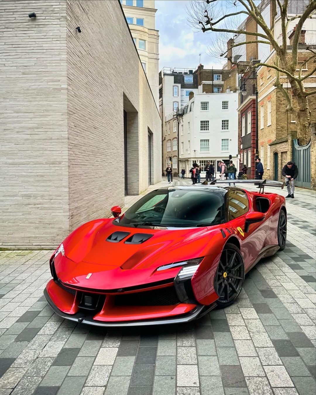 伦敦 全球首台上牌Ferrari SF90 XX Via:alex ​​​