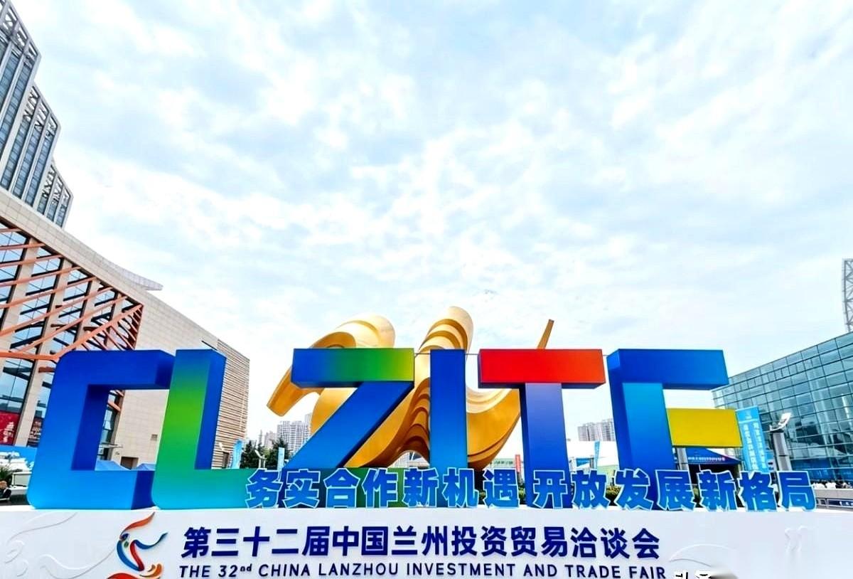 我滴乖乖，今年兰洽会是捅了人窝子了？
照片刷都刷不完，乌泱泱全是人，那家伙，跟不