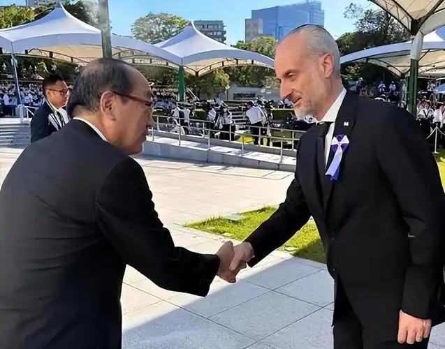 日本驻以色列大使新居雄介到访波兰奥斯维辛集中营，公开发声，表示有责任让世人记住犹