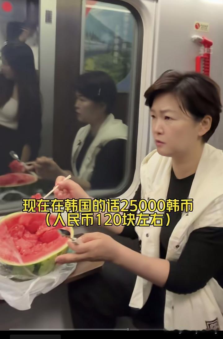 之前有俩韩国人去四川成都吃自助火锅，她俩一直专拿西瓜等水果小吃什么的吃…

她俩