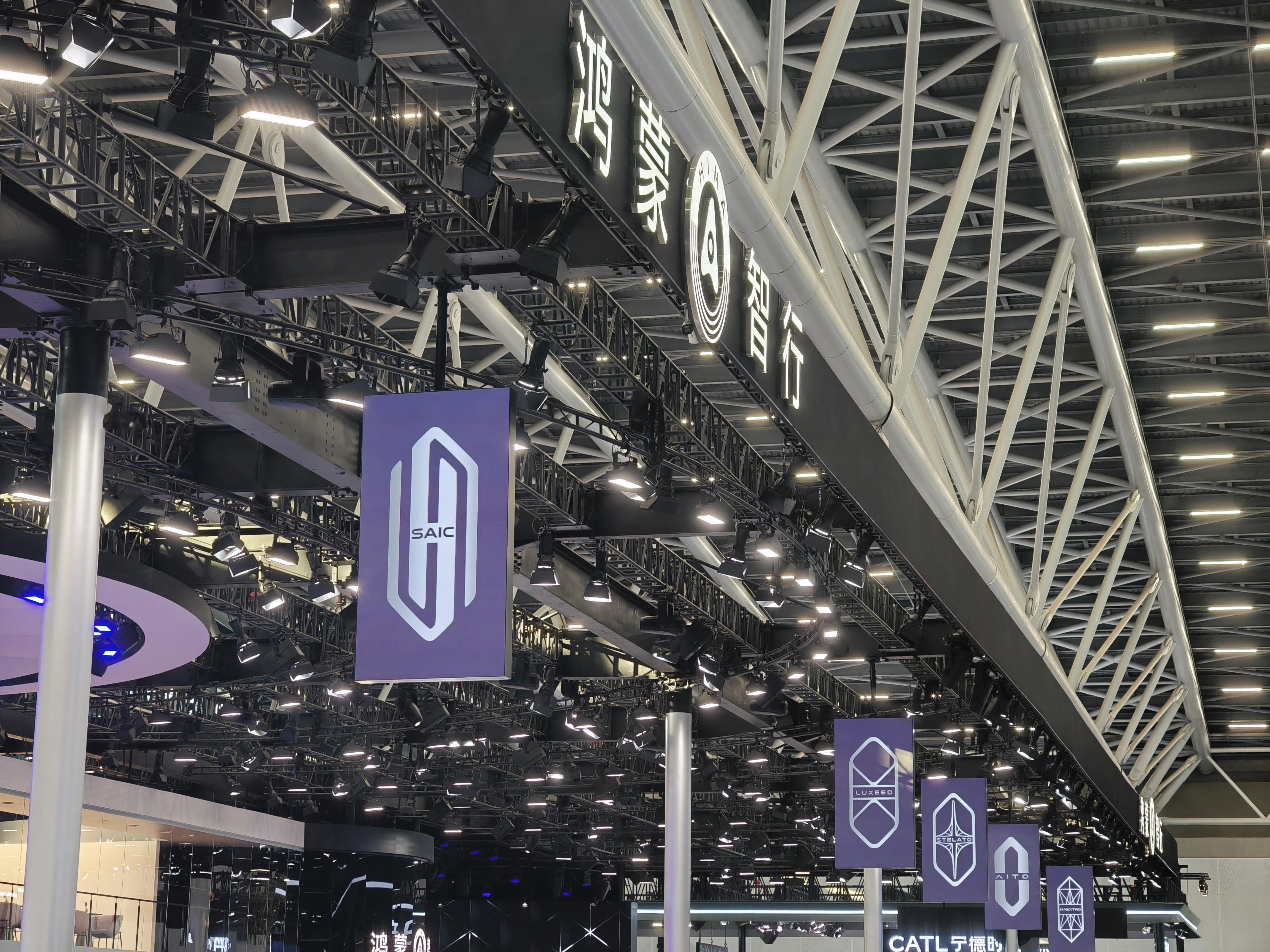 鸿蒙智行展台五界聚首，一字排开，场面依旧震撼，绝对是车展最大的亮点之一。从15万