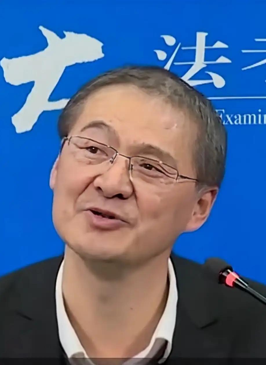 法律的基础来源于道德，而不是空中楼阁，不是凭空而来。法律理应要努力维持着道德，让