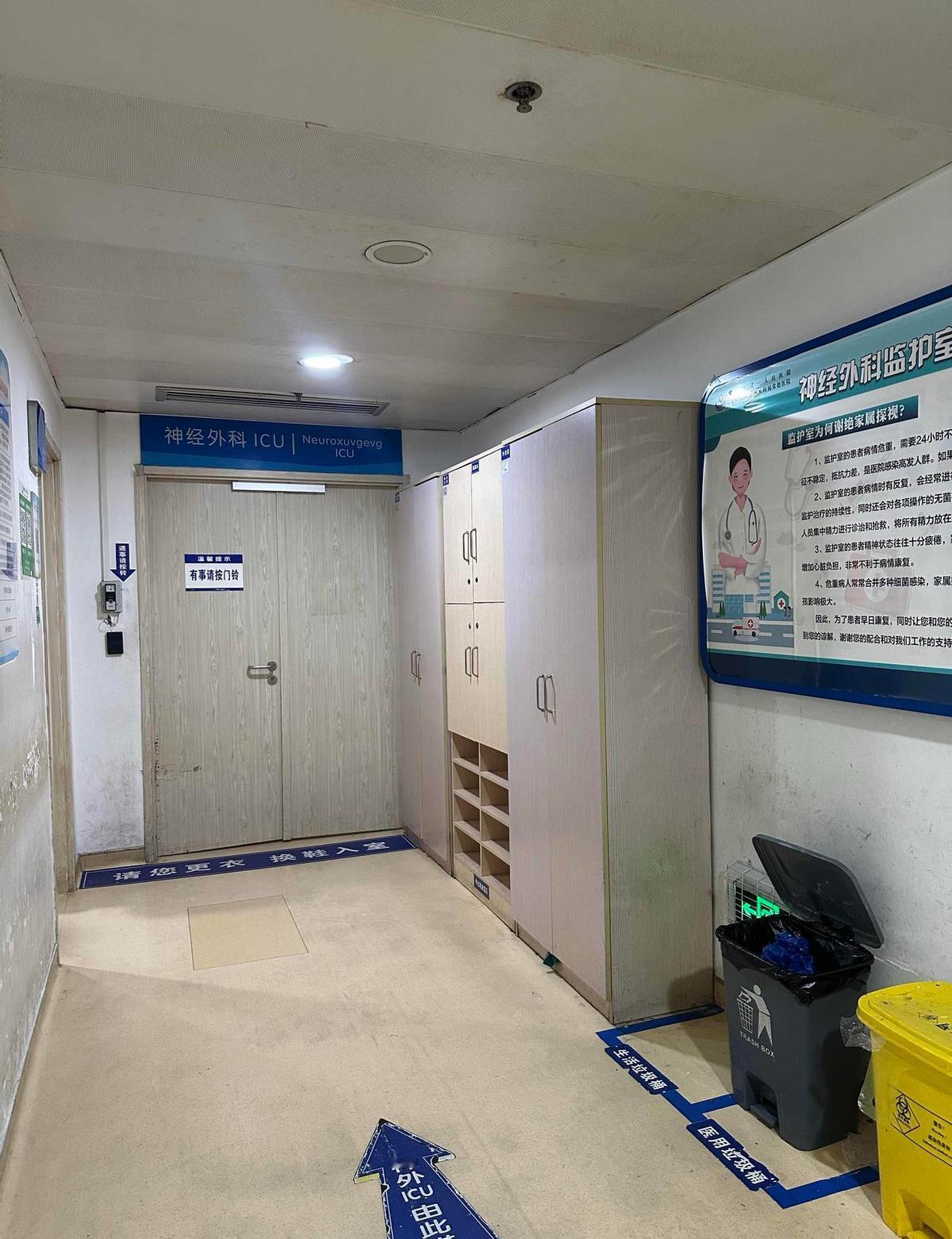 ICU门外的椅子，坐得人心里发毛。
妈在里面，你在外面，连手都握不上。
每天三十