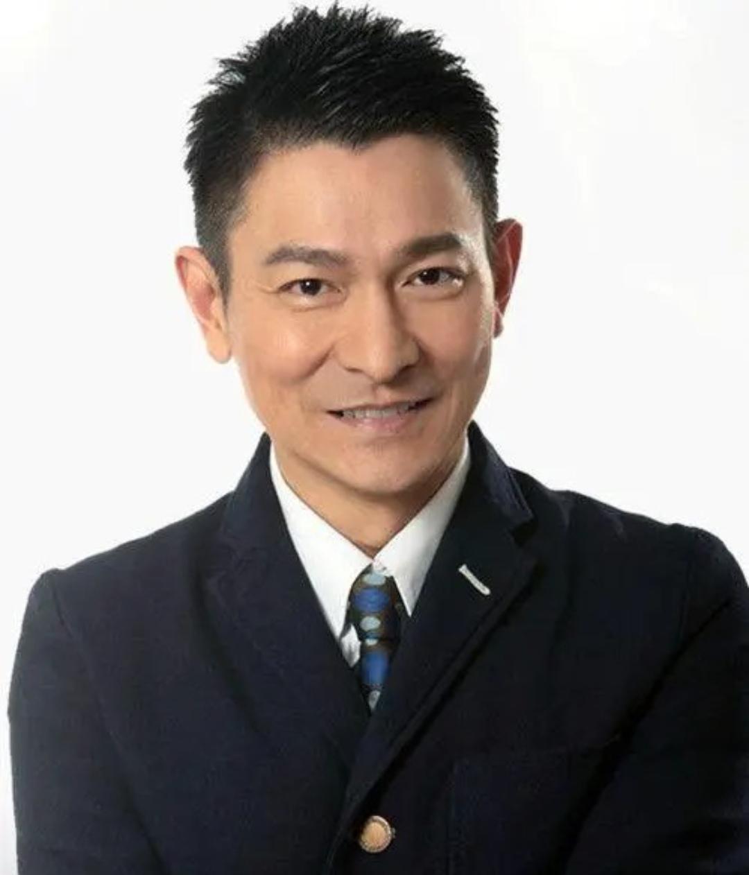 樊登向刘德华提了个问题，说：“你会在家吼孩子吗？刘德华笑了笑，说：“这个肯定会啊